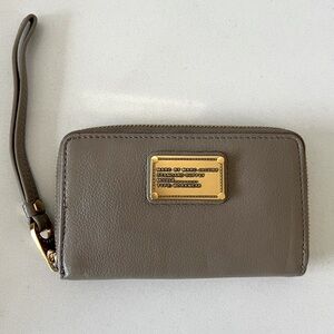 Marc Jacobs Leather Classic Q Wingman Wristlet Wallet